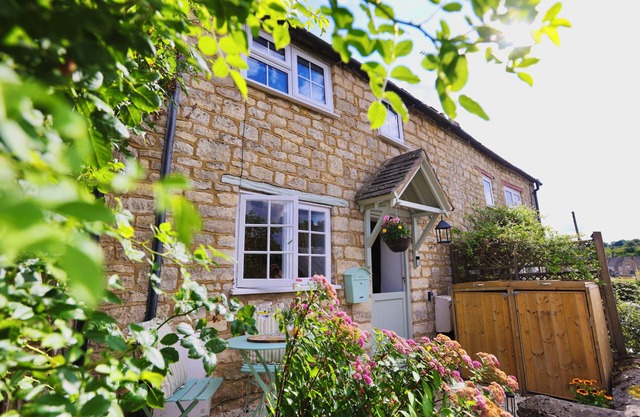 Cute cottage near a gorgeous village pub and a stones throw from many sights