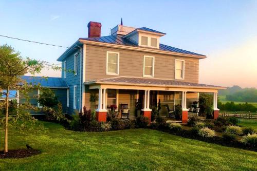 Cute Cottage on Working Farm for Farmstay Glamping Getaways to Virginia - Perfect for Animal Lovers