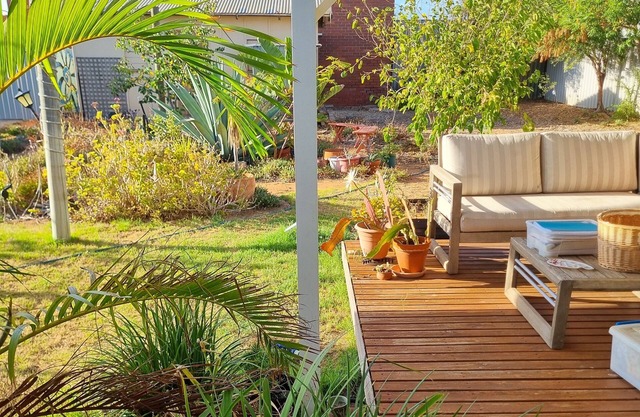 Cute cottage within walking distance to the best beaches. Pet-friendly.