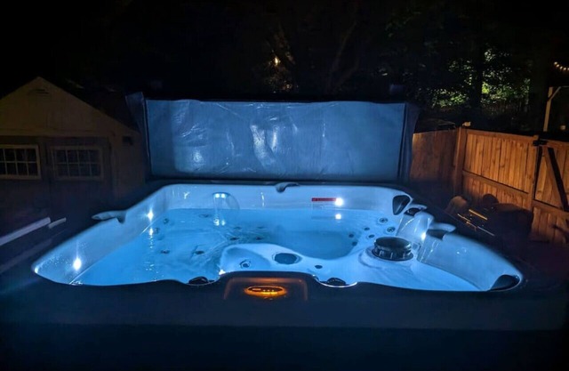 Cute & Cozy 2/1 Lakeview House on Chain O Lakes with Hot Tub