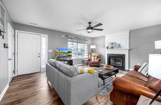 Cute, Cozy, Comfy pet friendly 4 Bedroom with Fenced yard!n