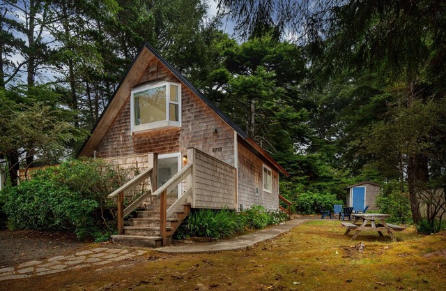 Cute & Cozy Cottage, *Pet Friendly* Walk to Beach W/Jacuzzi Fire-Pit in Wooded Setting