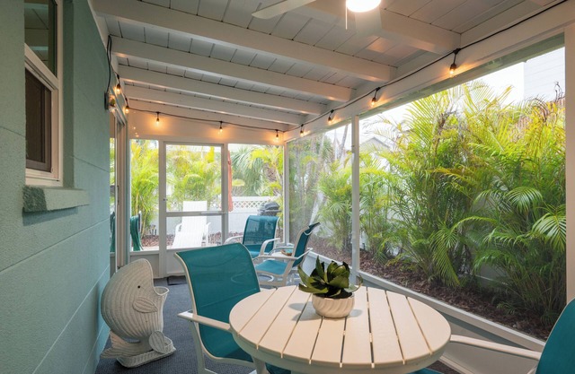 Cute & cozy getaway at north end of Anna Maria Island. 5-min walk to the beach!