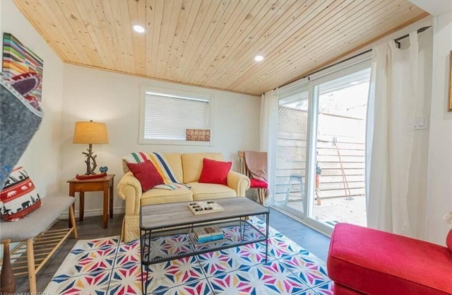 Cute Cozy Hudson Bay style house 2 bedroom in ski country