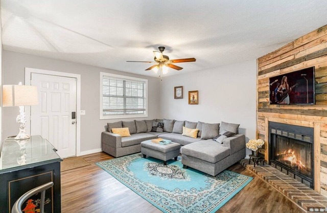 Cute & Cozy - Minutes from Downtown & BNA
