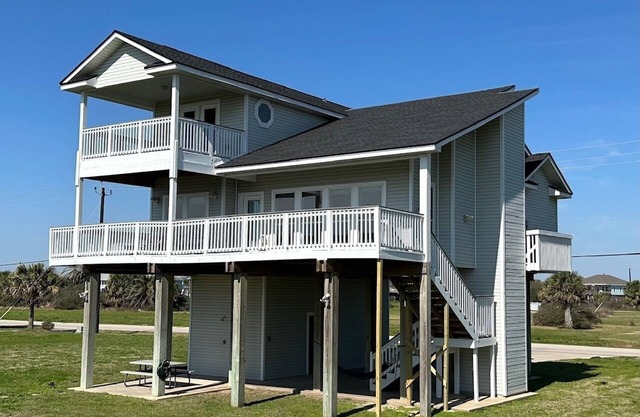 Cute cozy vibe beach home located in Indian Beach with amazing views!