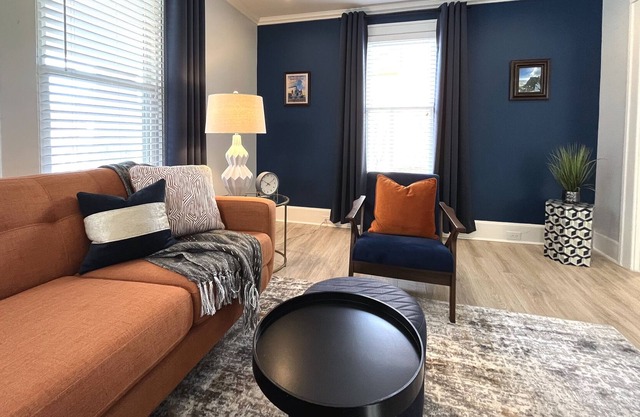Cute craftsman home, convenient to charming downtown and outdoor fun!