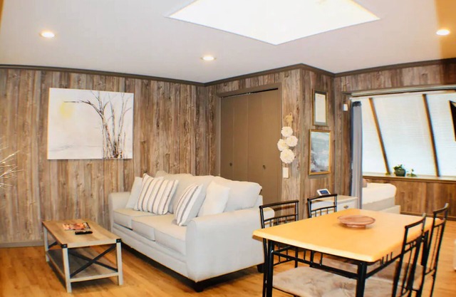 Cute Guesthouse, 4mi from Lee University, sleeps 4, new deck w/fire pit, grill
