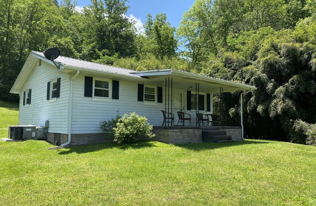 Cute house convenient to Gatlinburg, Pigeon Forge, and hiking in the smokies.