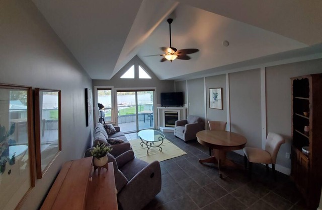 Cute Lake-side Condo at Shawnigan Lake Beach Resort