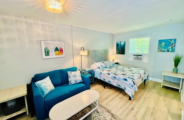 Cute & modern studio apartment with prime location in downtown Lake Worth Beach!