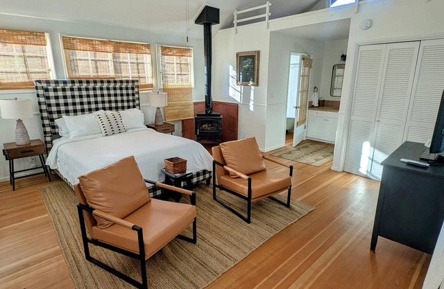 Cute one room Bungalow in Sonoma- Includes Wine Tasting Passport