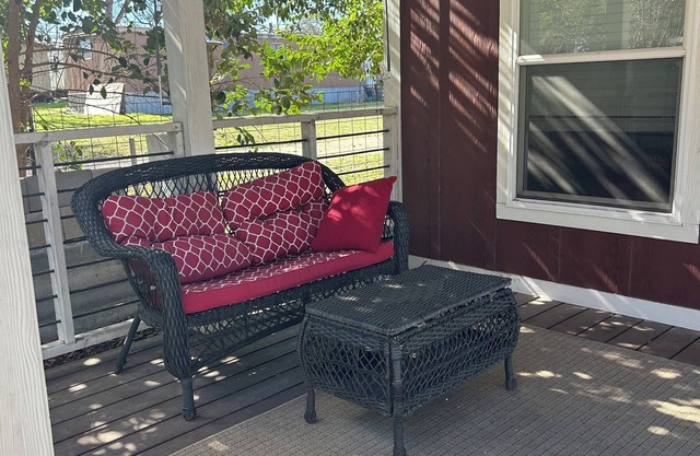 Cute Red 1-bedroom cottage in San Marcos. Dog friendly. Room Service