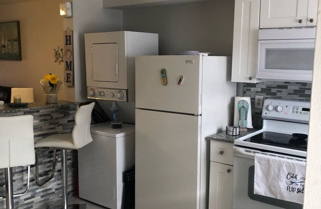 Cute renovated 2 bedroom condo just minutes from Sanibel