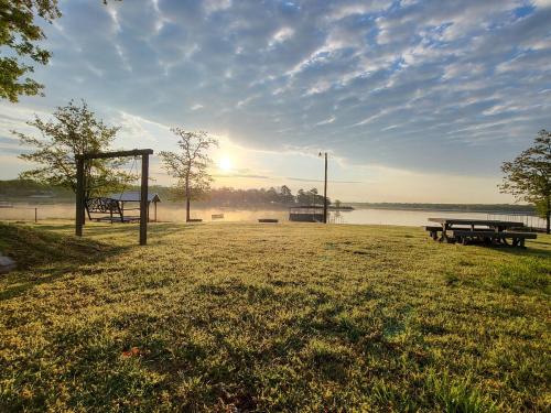 Cute Shawnee Twin Lakes home sleeps 10&has it all!