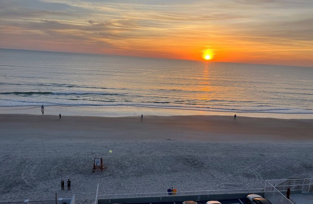 CUTE STUDIO with PRIVATE BALCONY! And SPECTACULAR OCEAN -A1A- HARDROCK -VIEWS!