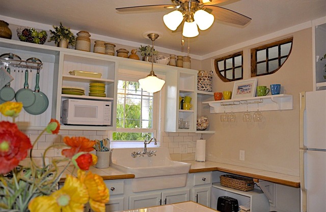 Cute studio with courtyard one block from waterfront parks!