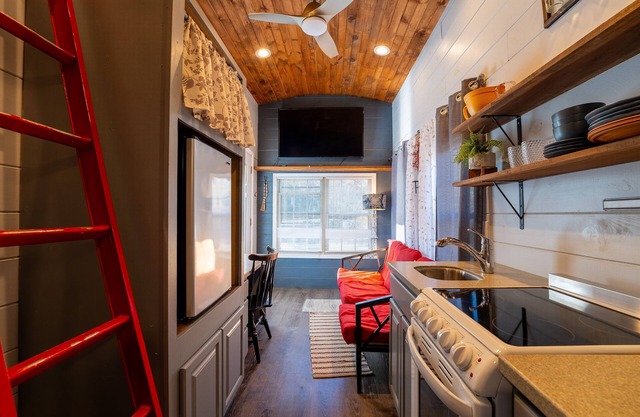 Cute Tiny House! Located right outside Rocky Top, Leave here to hit the trails!