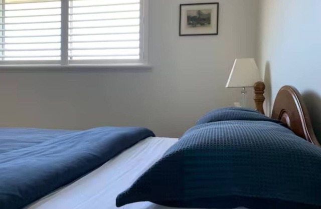 Cute upstairs 2 bedroom apartment perfect for short stays while visiting Albany