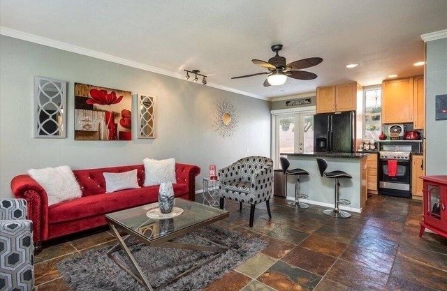 CUTE walk downtown 2 bed 2 bath adore condo sleeps 4 MOVIE STAR
