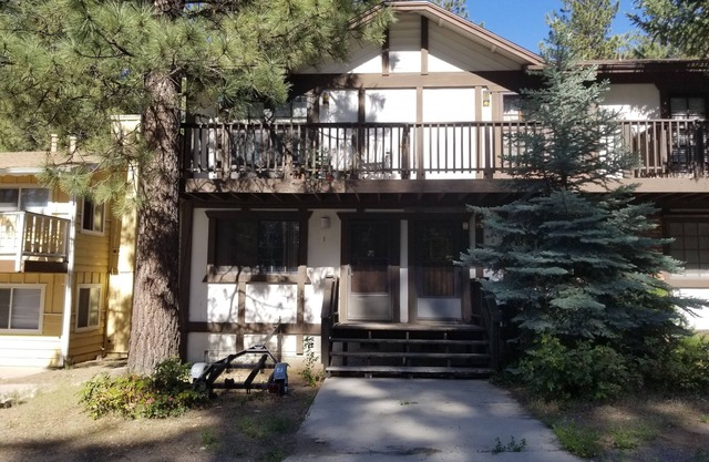 Cute Woodsy Cabin - Walk to Village, Lake & Trails