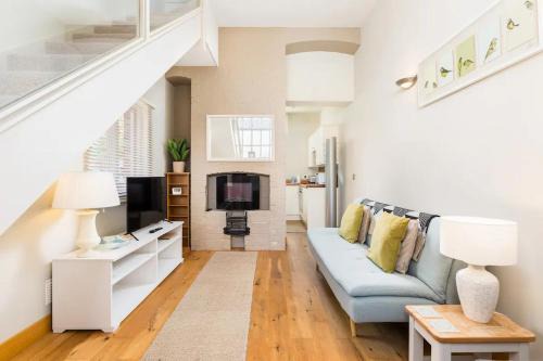 CV37 9HF The Tack Room Shottery · Charming 1Bed in Shottery with secure Parking Pass The Keys