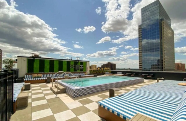 CW 2 BR Sky Lounge Rooftop Pool Gym T