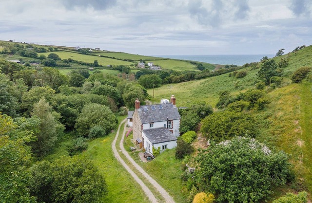 Cwmtawel, Holiday Cottage Ceibwr Bay, Sleeps 4, 3 bedrooms, bathrooms