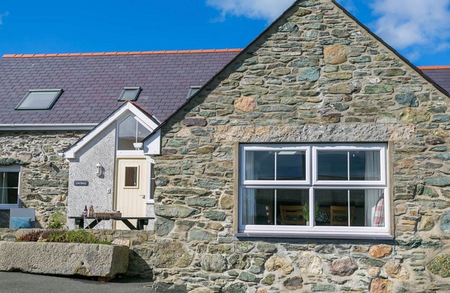 Cwt Drecs - an on the beach that sleeps 6 guests in 3 bedrooms