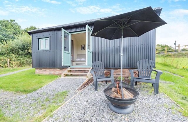 Cwt Gwyrdd - One Bedroom House, Sleeps 2