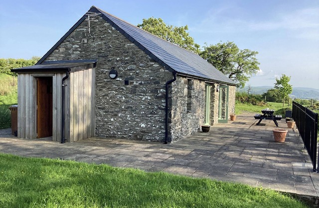 CWTCH, pet friendly, character holiday cottage in Pontrhydfendigaid