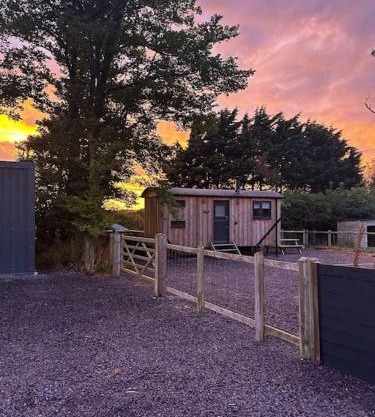 Cybi, Modern Shepherds Hut with Games Room Access