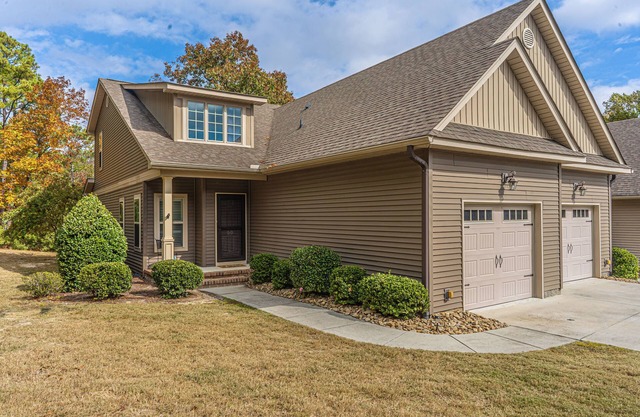 Cypress Creek golf retreat. Pool and minutes from downtown!