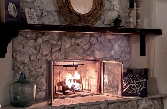Cypress Retreat ~ Cozy home featuring fastest Wi-Fi near FGCU Pet friendly!
