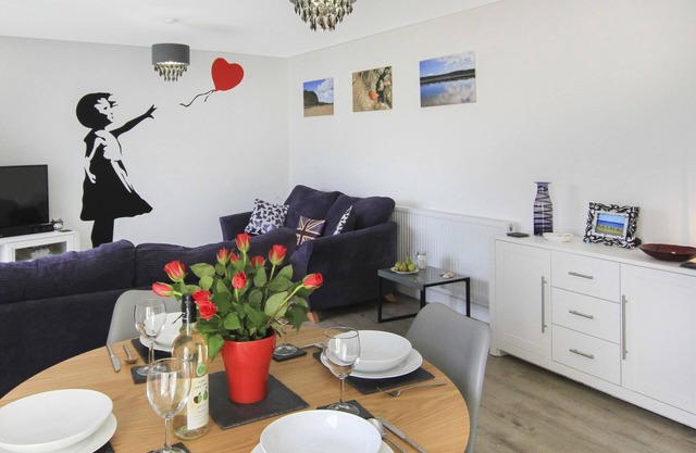 CYSGOD Y CAPEL, pet friendly, with a garden in Benllech