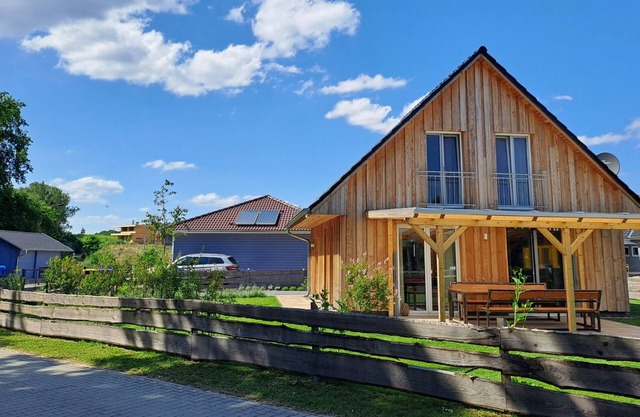 Dogs and children welcome, 150m to the beach, fenced property,