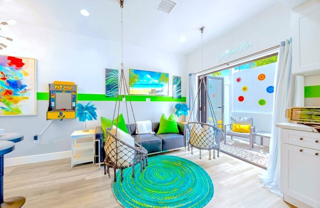 D. Hip NoHo Haven Near Universal & Hollywood: Hot Tub - Family - Parking - Games