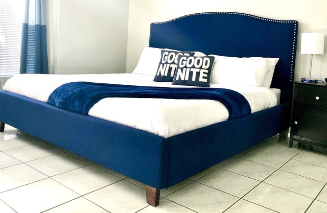 D LAKE HOUSE with PRIVATE POOL. Clean and Sanitized