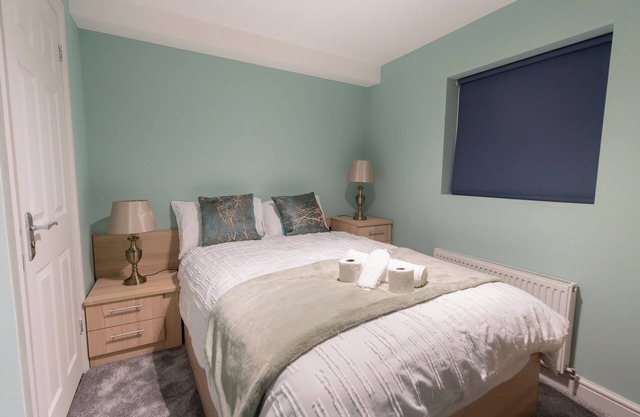 D'Luxe 5-Bed House - Sleeps 12 & Private Parking