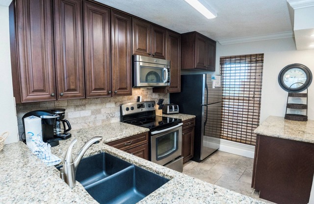 D1006-Additional private balcony, 3 Gulf-Front pools