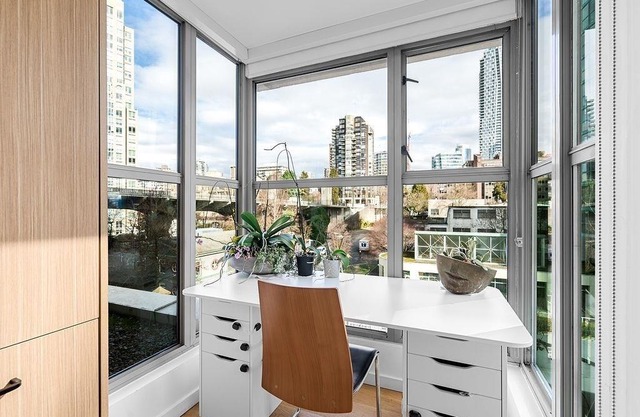 D40 - Amazing and Bright 2 Bed in Yaletown!