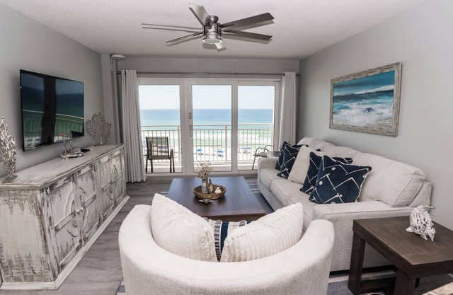D506 Corner unit, 2 balconies, Fantastic view of Pool and Gulf