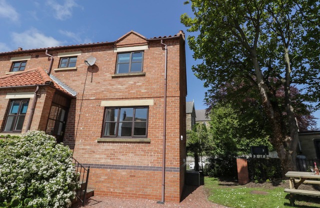 DABBLING DUCKS, family friendly, with a garden in Ruswarp