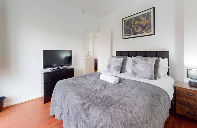 Dagenham - 4 Beds - Sleeps 8 - WiFi