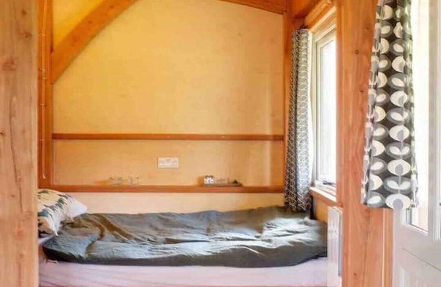 Daisy-a romantic logcabin hiding amongst the trees
