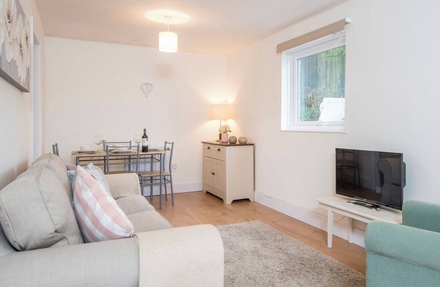 Daisy Cottage, Holiday Cottage Llanfallteg, Near Narberth, Sleeps 4, 2 bedrooms, bathrooms