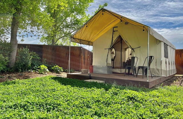 Daisy Glamping Tent with WiFi in charming Paonia- 2 XL DBL beds