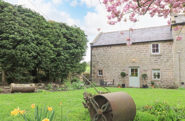 DALE END FARM COTTAGE, pet friendly, with hot tub in Winster