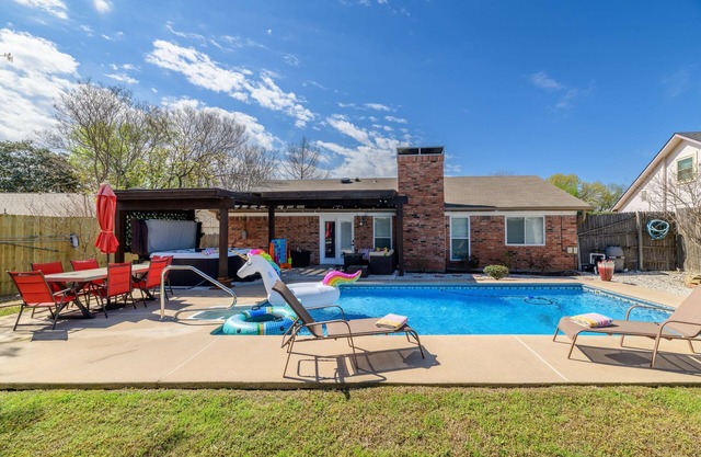 Dallas Fort Worth Central Home w/Pool, Hot Tub, games!