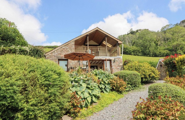 DAN CASTELL COTTAGE, pet friendly, with a garden in Llandeilo